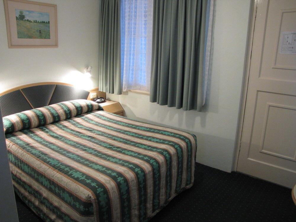 Colonial Terrace Motor Inn Реймънд Теръс Екстериор снимка