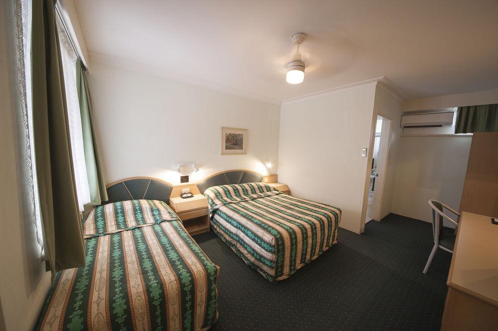 Colonial Terrace Motor Inn Реймънд Теръс Екстериор снимка