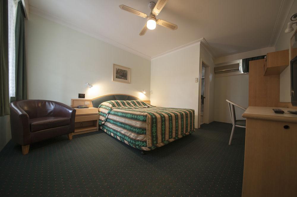 Colonial Terrace Motor Inn Реймънд Теръс Екстериор снимка
