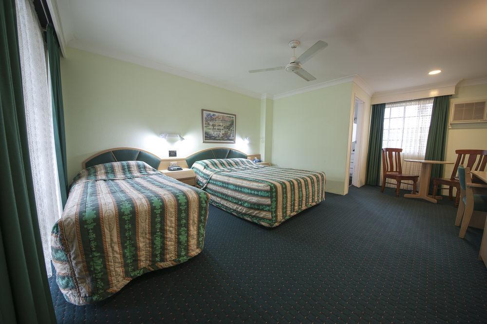 Colonial Terrace Motor Inn Реймънд Теръс Екстериор снимка
