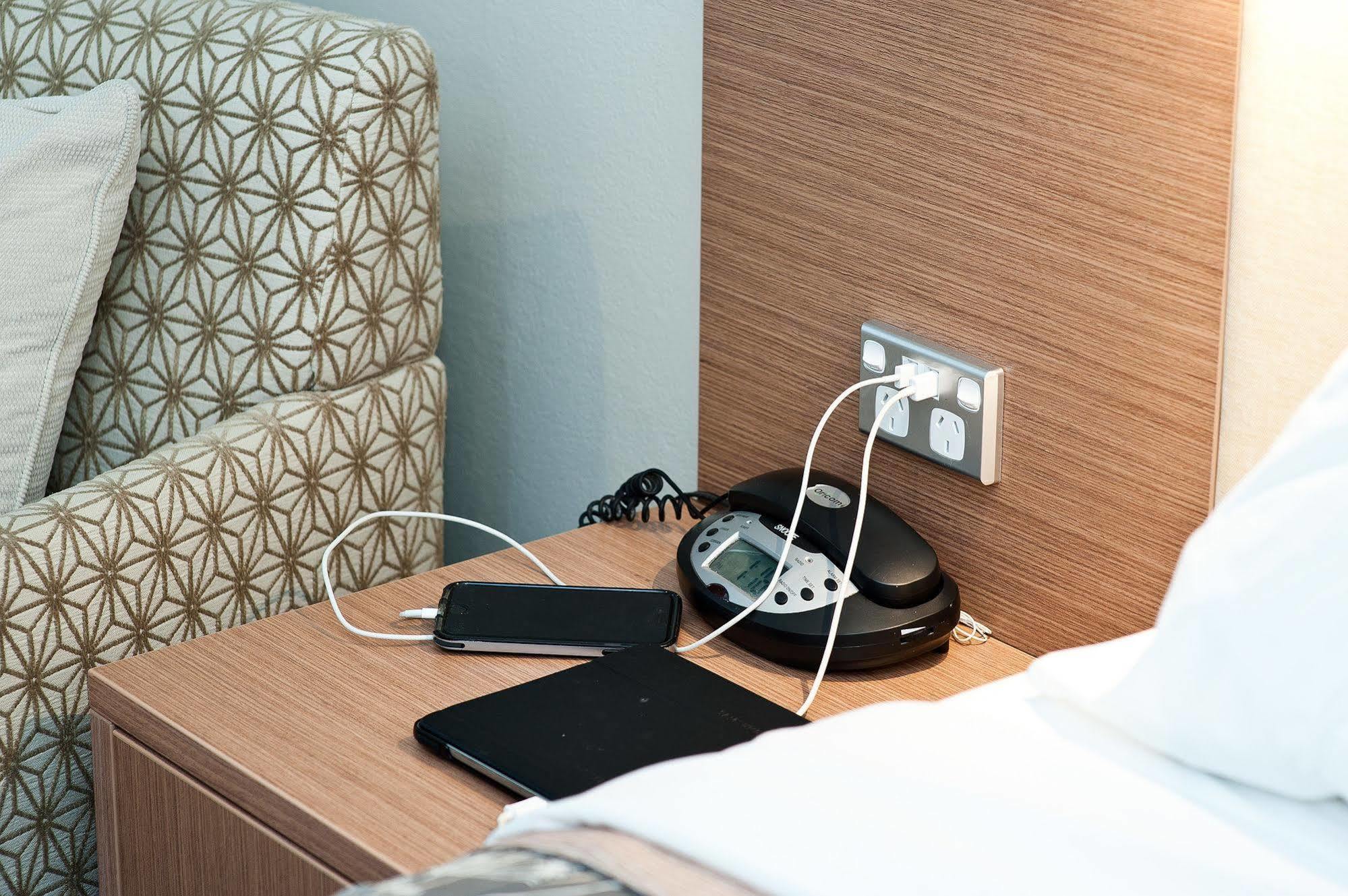 Colonial Terrace Motor Inn Реймънд Теръс Екстериор снимка