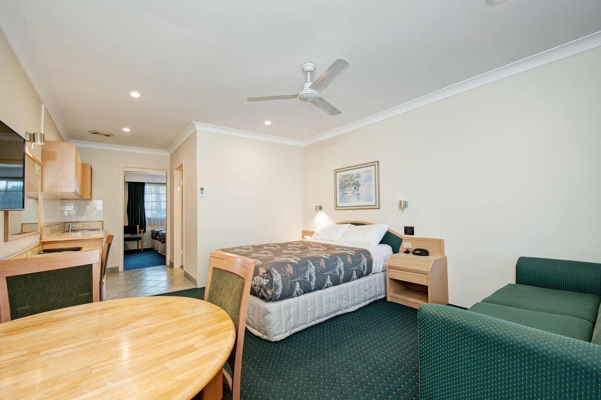 Colonial Terrace Motor Inn Реймънд Теръс Екстериор снимка