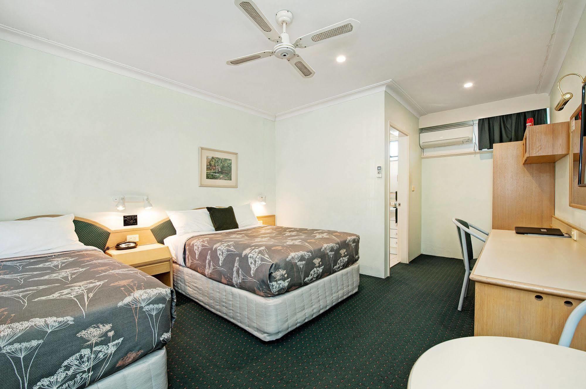 Colonial Terrace Motor Inn Реймънд Теръс Екстериор снимка