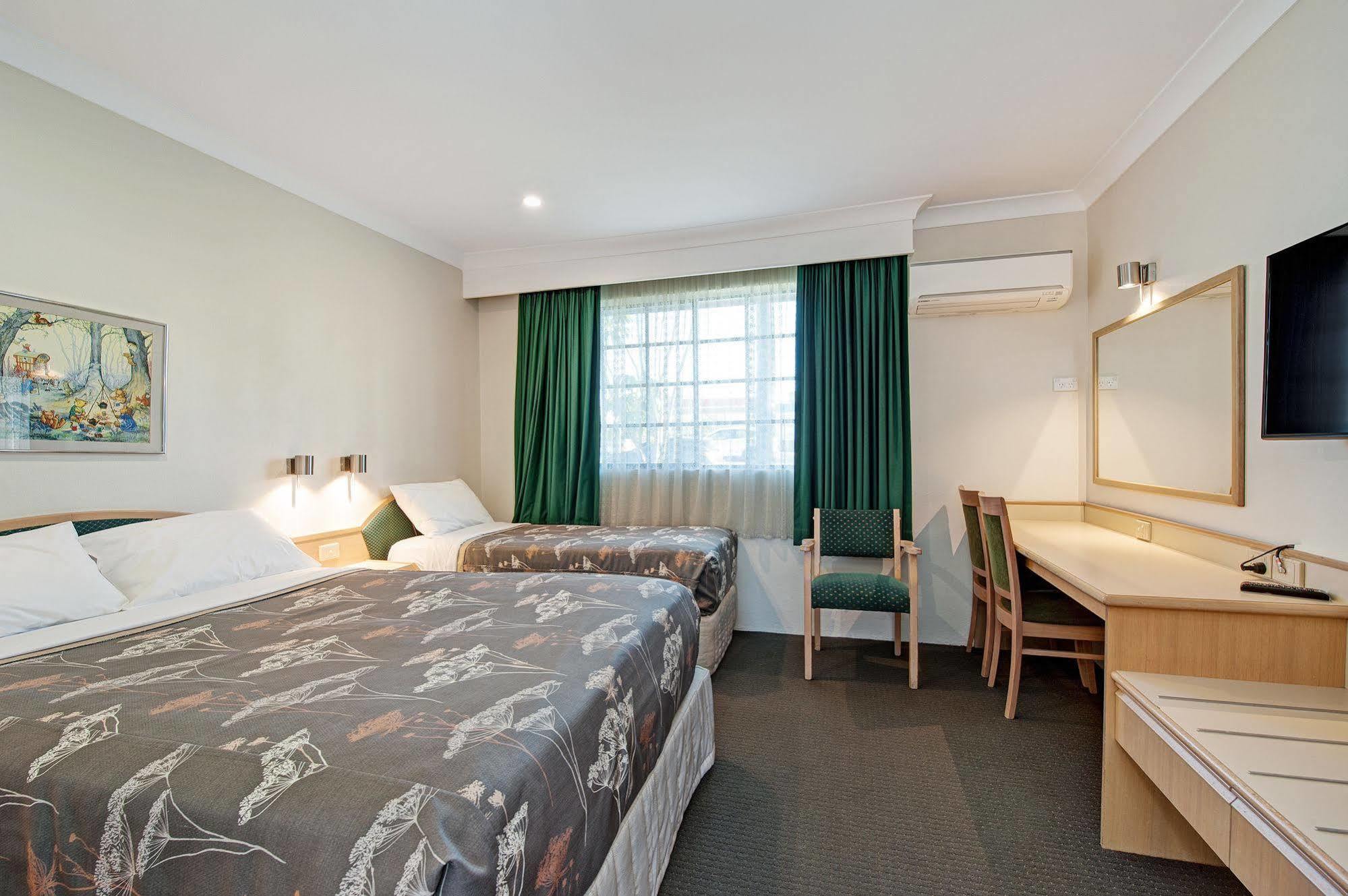 Colonial Terrace Motor Inn Реймънд Теръс Екстериор снимка